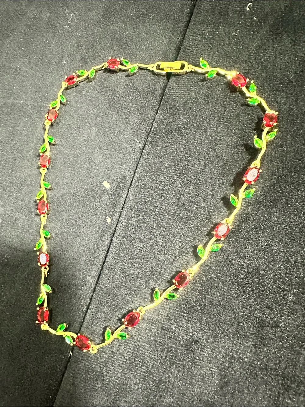 Lovely Interlocking Rose Glass Rhinestone Choker Necklace